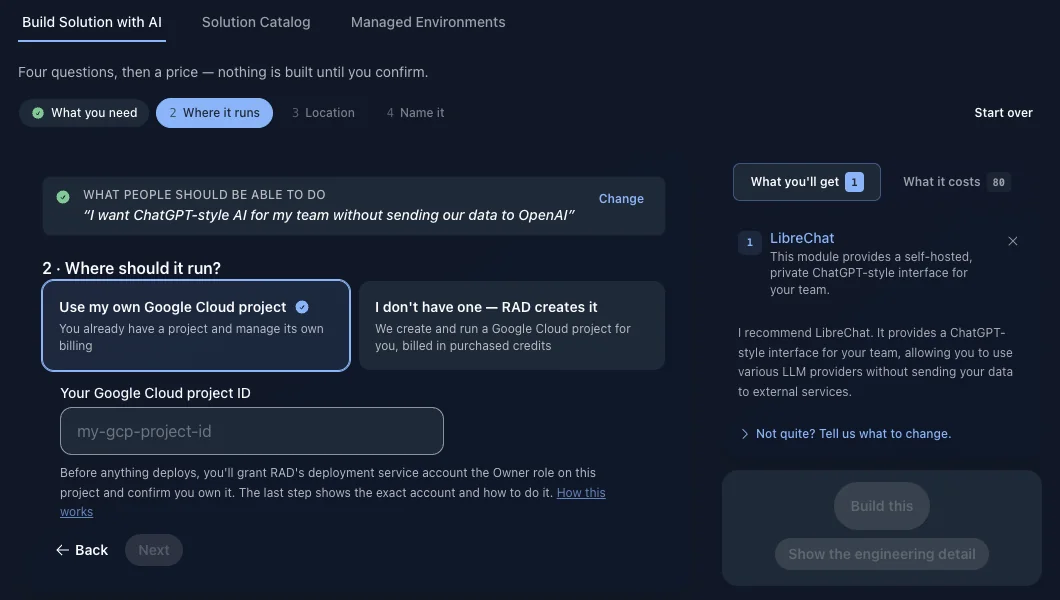 Build Solution with AI : la demande « Je veux une IA de type ChatGPT pour mon équipe sans envoyer nos données à OpenAI », à laquelle répondent LibreChat et une justification d’une ligne, un coût cumulé de 80 crédits, et la question suivante, qui demande si la solution doit tourner dans votre propre projet Google Cloud ou dans un projet créé par RAD