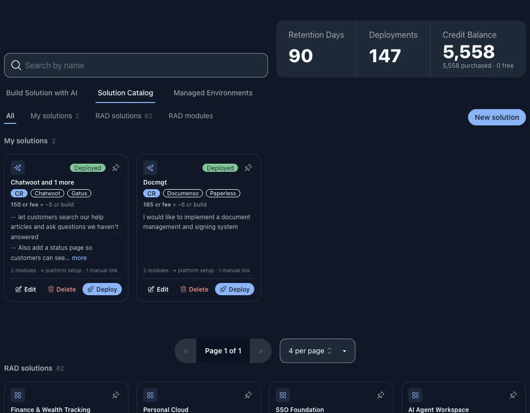 La page Solutions sur l’onglet Solution Catalog, à côté de Build Solution with AI et Managed Environments, filtrée sur All : My solutions d’abord, puis RAD solutions, quatre de chaque par page, avec un bouton New solution et, au-dessus, les jours de rétention, les déploiements et le solde de crédits du compte